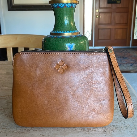 🌹New PATRICIA NASH Embossed Wristlet! - Picture 2 of 7
